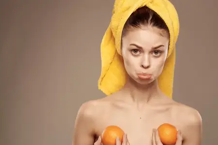 Женщина с полотенцем на голове и чистой кожей на экзотическом изолированном фоне