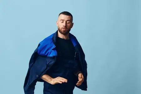 Молодой парень в стильной одежде, европеоидной расы, портрет, повседневный, привлекательный