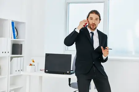 Бизнесмен держит телефон