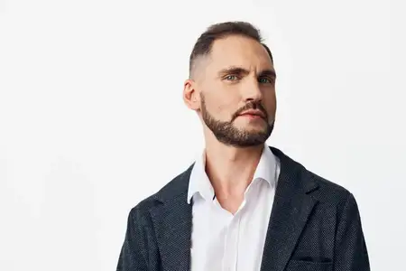 Этот портрет руководителя передает решительное настроение, задумчивый взгляд и позитивную энергию, что идеально подходит для брендинга успеха, стратегии и профессиональных услуг, адаптации и обмена…