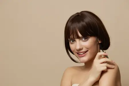 Женщина улыбается, тушь для ресниц, шарм, короткая стрижка, обрезанный вид