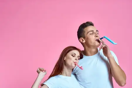 Влюбленные мужчина и женщина обнимают друг друга на розовом фоне, кадрировано, с копировальным пространством, семейный портрет