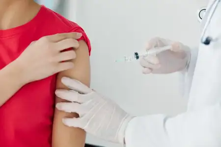Врач делает инъекцию в руку пациента, крупный план