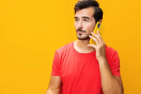 Портрет улыбающегося мужчины на жёлтом фоне