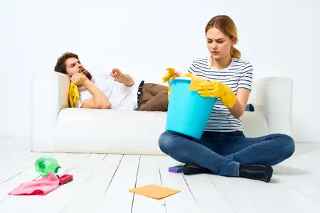 Супружеская пара совместно убирает дом с помощью чистящих средств, отображая повседневный образ жизни