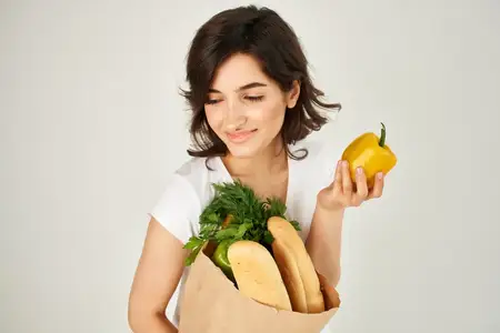Брюнетка с пакетом продуктов, доставка из супермаркета