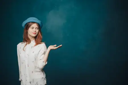 Женщина жестикулирует руками на тёмном фоне, праздники, эмоции, свободное пространство