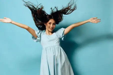 Женщина, синий, день, Vogue, платье, студия, модная, красочная, лето, женщина, молодая, модель, улыбка, мода, женственный, стиль, одежда, девушка, волосы, теплая, красивая, брюнетка