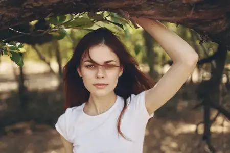 Женщина на открытом воздухе у дерева