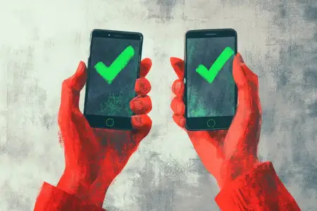 Две руки, держащие смартфоны с видимыми зелеными галочками, символизирующие цифровое одобрение и успех