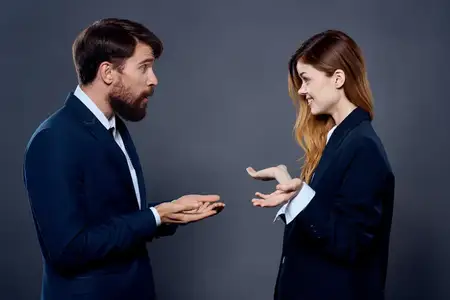 Коллеги по работе общаются, проявляя эмоции, профессионалы в офисе или студии