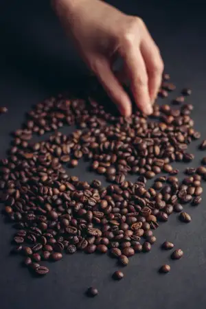 Черный кофе в руках, капучино, приготовление напитка, органический продукт