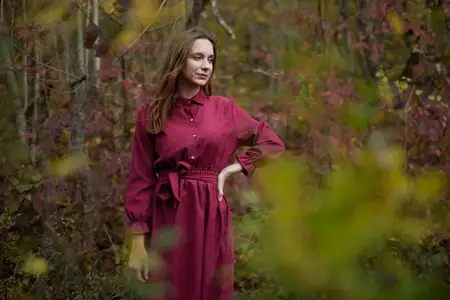 Мягкий осенний свет просачивается сквозь листву вокруг задумчивой женщины, создавая достоверную, естественную атмосферу тепла и тихого размышления, передавая искренность, тонкую эмоцию и…