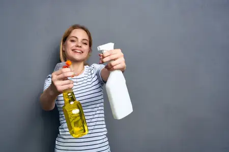 Домохозяйка убирает квартиру на светлом фоне
