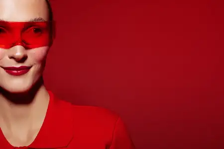 Портрет женщины в красных солнцезащитных очках и красной одежде на красном фоне