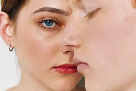 Портрет женщины и мужчины с близкого расстояния, видны детали кожи
