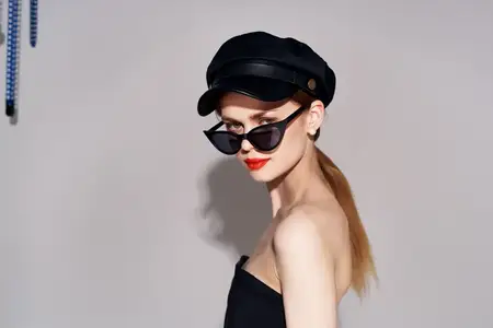 Элегантная женщина в солнцезащитных очках, с красными губами, одетая в модную роскошную одежду